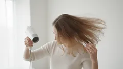 Direcția fluxului de aer la uscarea părului: un mic detaliu care schimbă totul