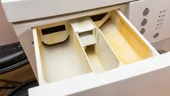 Cum să curățați compartimentul pentru detergent din mașina de spălat și să eliminați mirosurile fără a folosi substanțe chimice inutile